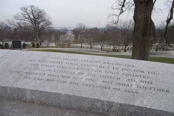 800px-JFKInauguralInscriptionGravesite