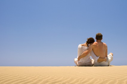 Couple Beach (425 x 282) Couple Beach (425 x 282)